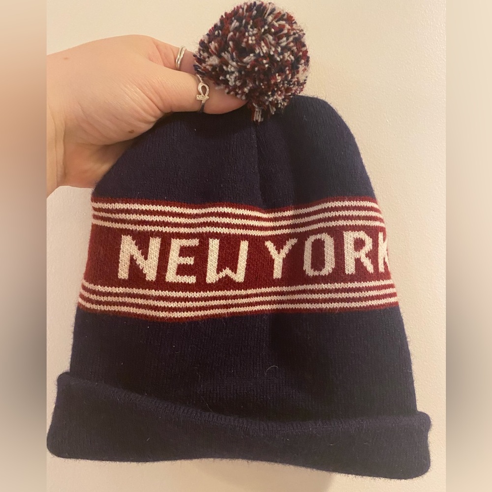 TUMBLR GIRL AMERICAN APPAREL NYC BEANIE WITH PUFFBALL DETAIL